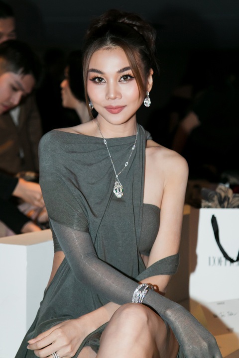 Thanh Hằng tạo điểm nhấn bằng set trang sức của Bulgari có tổng trị giá gần 5,5 tỷ đồng. Trong đó, dây chuyền có giá 1 tỷ 228 triệu đồng, bông tai giá 909 triệu đồng, một chiếc lắc có giá 863 triệu đồng, chiếc lắc còn lại có giá 2 tỷ 70 triệu đồng, chiếc nhẫn giá 416 triệu đồng. Thanh Hằng tạo điểm nhấn bằng set trang sức có tổng trị giá gần 5,5 tỉ đồng. Trong đó, dây chuyền có giá 1 tỉ 228 triệu đồng, bông tai giá 909 triệu đồng, một chiếc lắc có giá 863 triệu đồng, chiếc lắc còn lại có giá 2 tỉ 70 triệu đồng, chiếc nhẫn giá 416 triệu đồng.