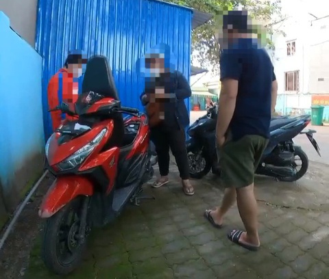 Xe không giấy được người bán hẹn xem xe tại trụ sở công an xã- Ảnh 1. Anh H. cho biết qua kiểm tra số khung số máy xe tại khuôn viên Công an xã Đông Thạnh (huyện Hóc Môn) thì anh nhận ra đây là xe do ba của anh đứng tên bị mất trộm vào tháng 3-2023 - Ảnh cắt từ video clip chia sẻ trên mạng xã hội
