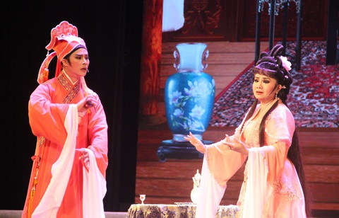 Nghệ sĩ Võ Minh Lâm (bìa trái, vai Lương Sơn Bá) và nghệ sĩ Tú Sương (vai Chúc Anh Đài) trong vở cải lương Lương Sơn Bá - Chúc Anh Đài - Ảnh: LINH ĐOAN Nghệ sĩ Võ Minh Lâm (bìa trái, vai Lương Sơn Bá) và nghệ sĩ Tú Sương (vai Chúc Anh Đài) trong vở cải lương Lương Sơn Bá - Chúc Anh Đài - Ảnh: LINH ĐOAN
