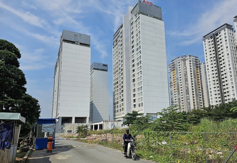 'Hàng xóm' chung cư Lexington cũng chưa có sổ vì vướng dãy đất công 22m- Ảnh 1. Tòa nhà chung cư PetroVietnam Landmark của Công ty Xây lắp dầu khí nằm kế bên chung cư Lexington và cùng "số phận" chưa được cấp sổ hồng - Ảnh: ÁI NHÂN