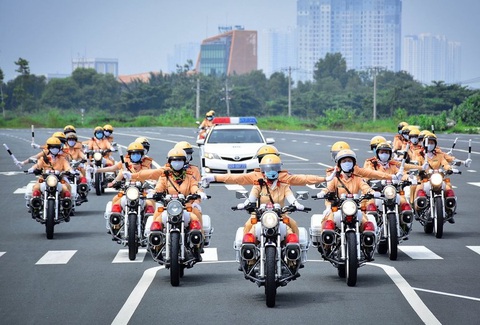 Hà Nội phân luồng giao thông đón đoàn khách quốc tế- Ảnh 1. Cảnh sát giao thông phân luồng - Ảnh: Công an cung cấp