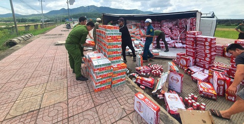 Hàng trăm thùng bia trên xe tải bị đổ xuống đường, công an hỗ trợ tài xế gom bia - Ảnh: Công an cung cấp Hàng trăm thùng bia trên xe tải bị đổ xuống đường, công an hỗ trợ tài xế gom bia - Ảnh: Công an cung cấp