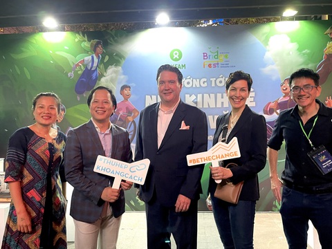 Đại sứ Mỹ cùng các tổng lãnh sự thúc đẩy kết nối cộng đồng tại Việt Nam- Ảnh 1. Đại sứ Mỹ tại Việt Nam Marc Knapper (giữa), Tổng lãnh sự Canada Annie Dubé (thứ hai bên phải) và Phó cục trưởng Cục Hợp tác quốc tế, Bộ Văn hóa, Thể thao và Du lịch Trần Nhất Hoàng tại BridgeFest 2023 tối 9-12 - Ảnh: NGHI VŨ
