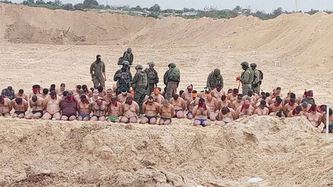 Hình ảnh cho thấy nhóm đàn ông bị Israel bắt giữ, không mặc quần áo, bị bịt mắt và quỳ trên đất - Ảnh: CNN Hình ảnh cho thấy nhóm đàn ông bị Israel bắt giữ trong tình trạng không mặc quần áo, bị bịt mắt và quỳ trên đất - Ảnh: CNN