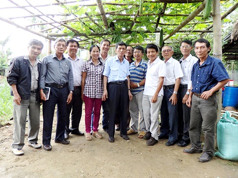 Ông chủ hiền của thương hiệu bò nướng Lạc Cảnh Nha Trang- Ảnh 1. Anh Hớn (người thứ sáu từ trái qua) bên bạn bè thân thiết - Ảnh: QUANG TIÊN