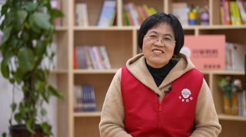 Người phụ nữ lan tỏa sáng kiến những Bà Yuan Peijun, người đã nghĩ ra sáng kiến tập hợp những phụ nữ lớn tuổi như mình để đón giúp trẻ em sau giờ học khi cha mẹ đi làm chưa về kịp - Ảnh: Yuan Peijun