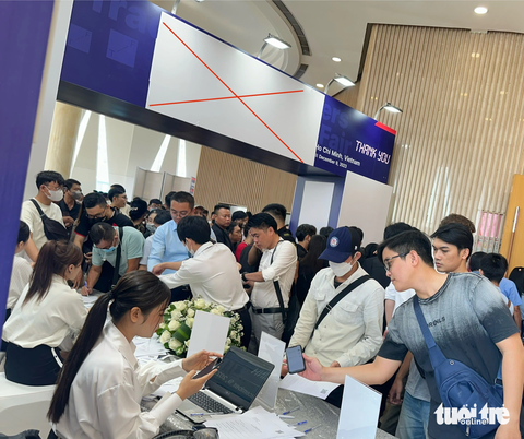 Bảng thông tin về sự kiện quy tụ các sàn forex trái phép, đã được lấy bìa trắng để che bớt thông tin - Ảnh: BÔNG MAI Bảng thông tin về sự kiện quy tụ các sàn forex trái phép đã được lấy bìa trắng che bớt thông tin - Ảnh: BÔNG MAI