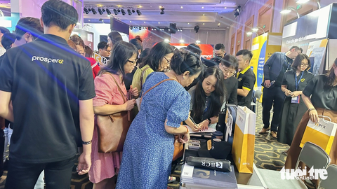 Hàng loạt sàn forex 'núp bóng' tổ chức sự kiện rầm rộ tại TP.HCM- Ảnh 4. Có sàn còn quảng cáo nếu đăng ký thông tin vào hôm nay, khách hàng sẽ được tặng 30 USD vào tài khoản - Ảnh: BÔNG MAI