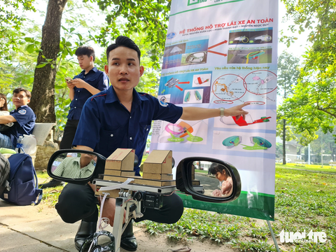 Tuổi trẻ sáng tạo hệ thống hỗ trợ lái xe an toàn, thùng rác thông minh- Ảnh 1. Giới thiệu hệ thống hỗ trợ lái xe an toàn - Ảnh: CÔNG TRIỆU