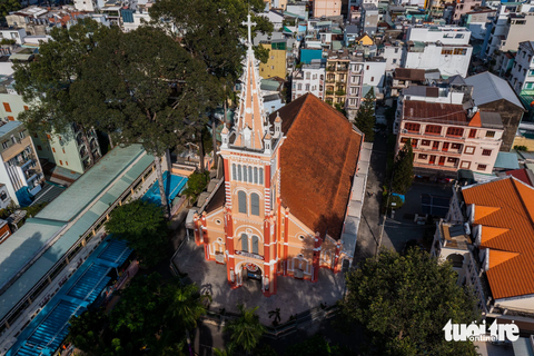 Chiêm ngưỡng những nhà thờ lâu đời nhất Sài Gòn trước thềm Giáng sinh- Ảnh 1. Khánh thành vào năm 1896, nhà thờ Chợ Quán (quận 5) được coi là thánh đường cổ nhất Sài Gòn, mang vẻ uy nghi, tráng lệ với lối kiến trúc độc đáo