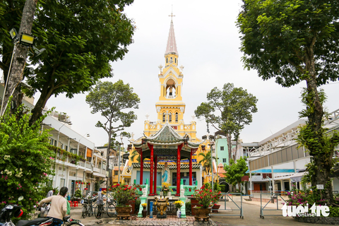 Chiêm ngưỡng những nhà thờ lâu đời nhất Sài Gòn trước thềm Giáng sinh- Ảnh 5. Nhà thờ Cha Tam (đường Học Lạc, quận 5) có tên chính thức Saint Francisco Xavier, xây dựng năm 1900 và hoàn thành sau hai năm