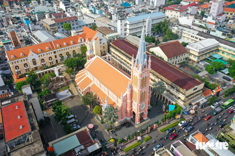 Chiêm ngưỡng những nhà thờ lâu đời nhất Sài Gòn trước thềm Giáng sinh- Ảnh 8. Được xây dựng từ năm 1870 nhưng đến năm 1957 nhà thờ mới được khoác lên tấm áo màu hồng phấn, làm sáng rực cả một góc đường Hai Bà Trưng (quận 1) ngày nay