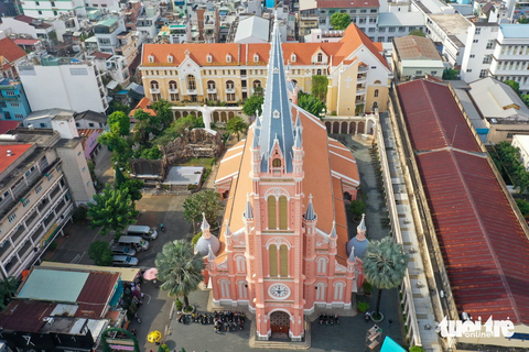 Chiêm ngưỡng những nhà thờ lâu đời nhất Sài Gòn trước thềm Giáng sinh- Ảnh 9. Từ xa, du khách có thể nhìn thấy cây thánh giá cao 3m trên đỉnh ngọn tháp chính, bên trong có 5 quả chuông nặng khoảng 5,5 tấn. Hai tháp phụ hai bên có nhiều cửa sổ đón nắng, được chạm khắc tinh xảo, tỉ mỉ đến từng chi tiết