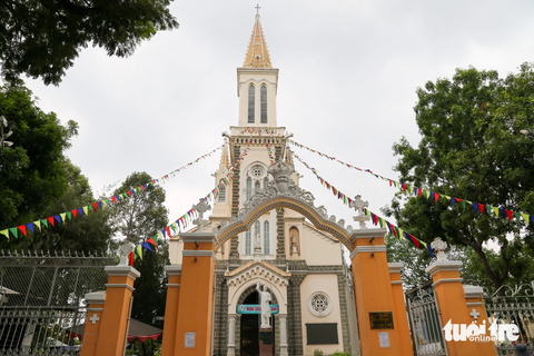 Chiêm ngưỡng những nhà thờ lâu đời nhất Sài Gòn trước thềm Giáng sinh- Ảnh 10. Nhà thờ Huyện Sỹ (góc đường Tôn Thất Tùng - Nguyễn Trãi, quận 1, TP.HCM) tên gốc là nhà thờ Giáo xứ Chợ Đũi, được xây dựng trong 3 năm (1902-1905) do vợ chồng ông Lê Phát Đạt (thường gọi là Huyện Sỹ, 1841-1900) và bà Huỳnh Thị Tài (1845-1920) hiến 1/7 tài sản của mình để xây dựng nhà thờ