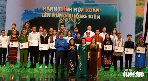Gây quỹ 80 tỉ đồng chăm lo cho biên giới, biển đảo- Ảnh 2. Trao khen thưởng cho các tập thể, cá nhân nhận giải thưởng Vừ A Dính - Ảnh: K.ANH