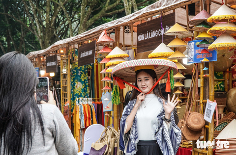 Cuối tuần này lên Ba Vì nhảy sạp, chơi ô ăn quan- Ảnh 3. Lễ hội thành điểm check-in cuối tuần thú vị cho các bạn trẻ - Ảnh: MINH TIẾN