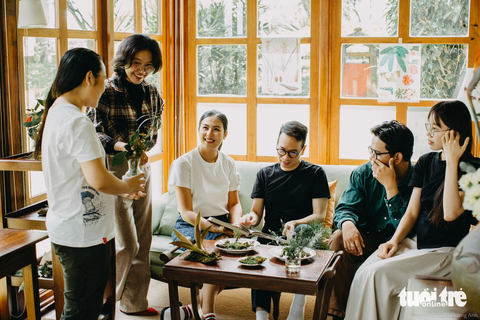 Rong rêu Đà Lạt được họa hình long lanh- Ảnh 1. Các họa sĩ cùng ban tổ chức triển lãm tìm hiểu các loài sinh vật có nhiều tại Đà Lạt để đưa vào tác phẩm - Ảnh: HOÀNG ANH
