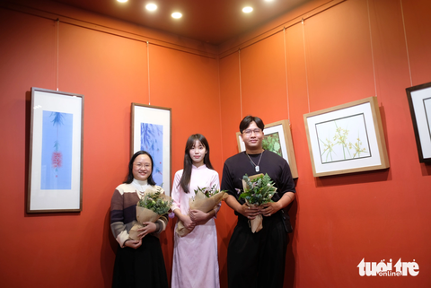 Rong rêu Đà Lạt được họa hình long lanh- Ảnh 5. Từ trái sang, 3 họa sĩ Thanh Nhã, Hà My, Phạm Xeen