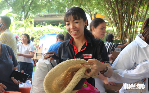 Hội chợ đồ cũ hỗ trợ bệnh nhi- Ảnh 4. Chị Ngọc Dung mong muốn hội chợ được tổ chức 2 lần/năm vì ý nghĩa nhân văn của nó - Ảnh: KHÁNH HUYỀN