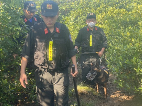 Công an kể chuyện nổ súng thị uy, bắt 2 phạm nhân trốn trại- Ảnh 2. Lực lượng cảnh sát cùng chó nghiệp vụ truy tìm hai phạm nhân trốn trại - Ảnh: CACC