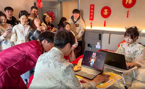 Cô dâu chú rể đấu game Liên Minh Huyền Thoại trong đám cưới- Ảnh 1. Cô dâu và chú rể đấu game trước sự cổ vũ của khách mời đám cưới.