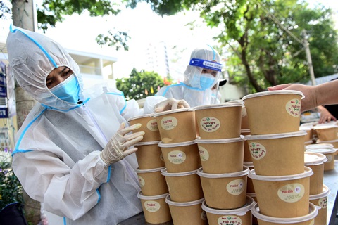 Những người nấu phở vì cộng đồng- Ảnh 2. “Xe phở yêu thương” đã từng mang theo các tô phở phục vụ bệnh nhân COVID-19 - Ảnh: DUYÊN PHAN