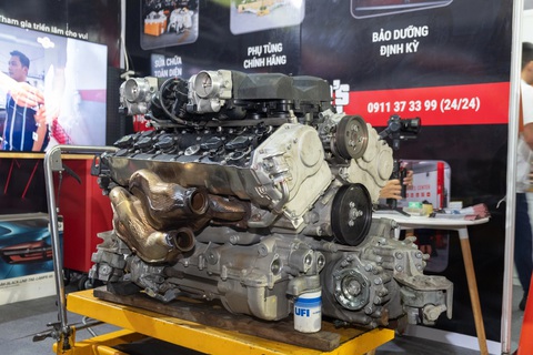 Triển lãm phụ kiện ô tô đầu tiên ở Việt Nam- Ảnh 4. Tại gian hàng, Auto's Only thậm chí còn trưng bày nguyên khối động cơ V12 của Lamborghini Aventador LP700-4 - Ảnh: QUỐC MINH - BTC