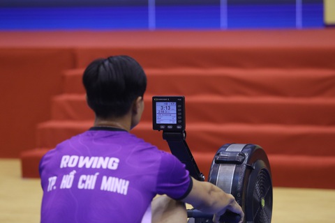 116 VĐV tham dự Giải rowing máy vô địch quốc gia 2023- Ảnh 2. Hệ thống máy tính giúp hỗ trợ tính toán, đưa ra kết quả để xác định người thắng cuộc - Ảnh: ĐỨC KHUÊ
