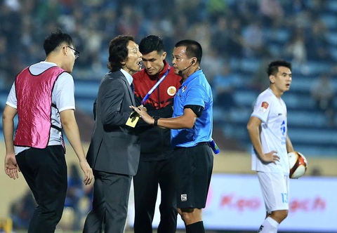 Xô xát với cầu thủ Nam Định, HLV Gong Oh Kyun nhận thẻ vàng- Ảnh 7. HLV Gong Oh Kyun phải nhận thẻ vàng vì hành vi thái quá - Ảnh: HOÀNG TÙNG