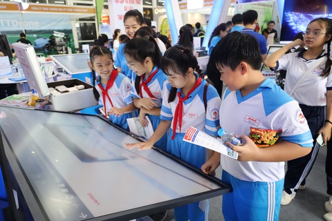 Học sinh trường công lập ở Cần Thơ được hỗ trợ học phí 50%- Ảnh 1. Học sinh Trường tiểu học Cái Khế 2 (quận Ninh Kiều, TP Cần Thơ) - Ảnh: T. LŨY