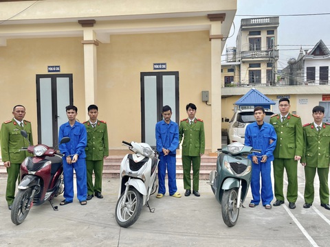 Bắt nhóm chuyên trộm xe SH- Ảnh 1. Hậu, Duy, Nhất (từ trái sang phải) tại cơ quan công an - Ảnh: Công an Hải Dương