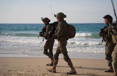 Tin tức thế giới 9-12: Israel tấn công 450 mục tiêu ở Gaza; EU viện trợ cho người Palestine- Ảnh 1. Lính Israel hoạt động tại khu vực phía nam Dải Gaza - Ảnh: IDF
