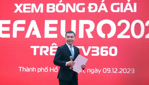 Hậu vệ Phan Tuấn Tài được hâm mộ ở buổi trải nghiệm xem Euro 2024 trên TV360- Ảnh 2. Ông Ngô Mạnh Hùng, giám đốc Viettel TP.HCM, chia sẻ tại sự kiện - Ảnh: N.K.