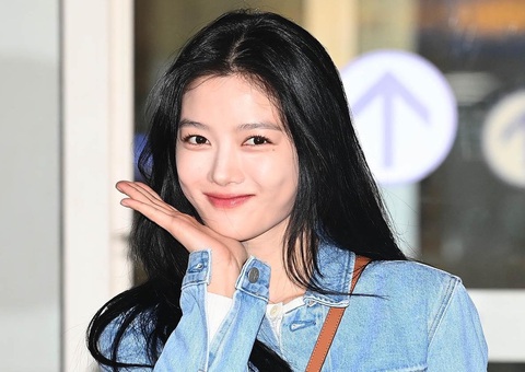Kim Yoo Jung xuất hiện tươi tắn tại sân bay, chuẩn bị đến Việt Nam - Ảnh: Osen Kim Yoo Jung xuất hiện tươi tắn tại sân bay, chuẩn bị đến Việt Nam - Ảnh: Osen