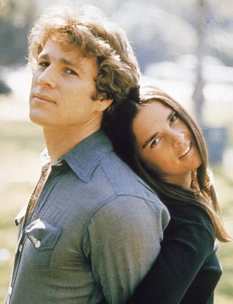 Tài tử Ryan O'Neal của Love Story qua đời ở tuổi 82- Ảnh 2. Ryan O'Neal và Ali MacGraw trong Love Story - Ảnh: CNN
