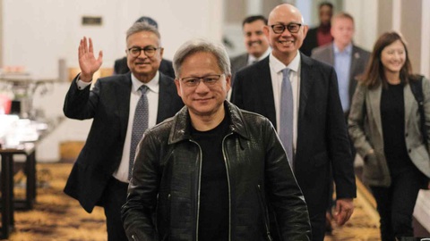 CEO tập đoàn chip hơn 1.000 tỉ USD của Mỹ đến Việt Nam- Ảnh 1. CEO Nvidia, ông Jensen Huang, tại Malaysia ngày 8-12 - Ảnh: NIKKEI ASIA