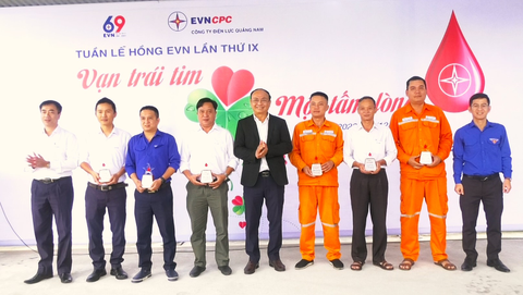 PC Quảng Nam hưởng ứng Tuần lễ hồng EVN lần thứ IX năm 2023- Ảnh 2. PC Quảng Nam trao kỷ niệm chương