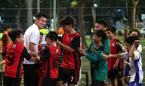 Hậu vệ Phan Tuấn Tài được hâm mộ ở buổi trải nghiệm xem Euro 2024 trên TV360- Ảnh 1. Phan Tuấn Tài được các em nhỏ vây quanh đầy phấn khích - Ảnh: N.K.