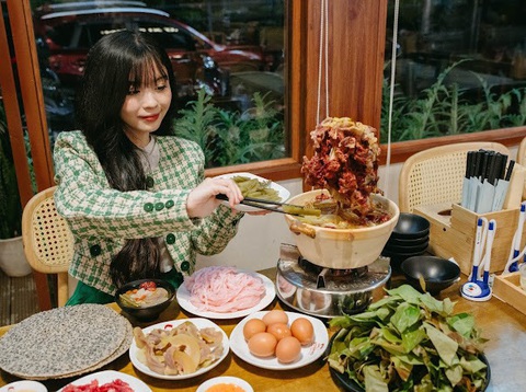 Đưa atisô vào phở Việt- Ảnh 7. Ngoài món phở, chủ quán còn biến tấu cách nấu để tạo ra món lẩu bò atisô và rất được ưa chuộng - Ảnh: John