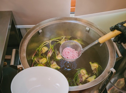 Đưa atisô vào phở Việt- Ảnh 4. Nồi nước dùng ngoài những gia vị nấu phở truyền thống thì được cân bằng vị bằng hoa và bẹ lá atisô - Ảnh: John