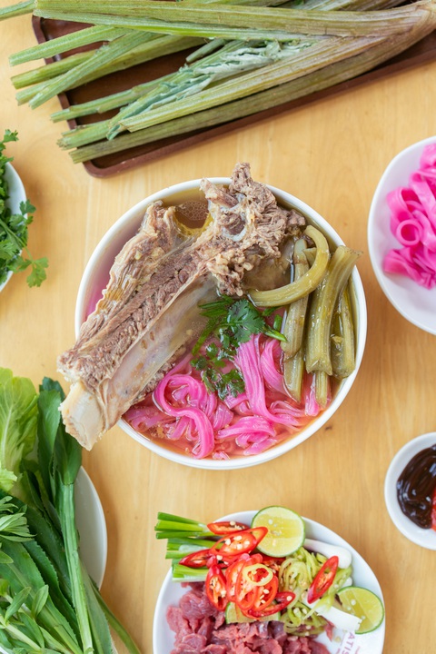 Đưa atisô vào phở Việt- Ảnh 1. Phần bẹ lá atisô nấu mềm được đưa vào tô phở. Tại Đà Lạt, bẹ lá atisô là một món ăn phổ biến - Ảnh: John