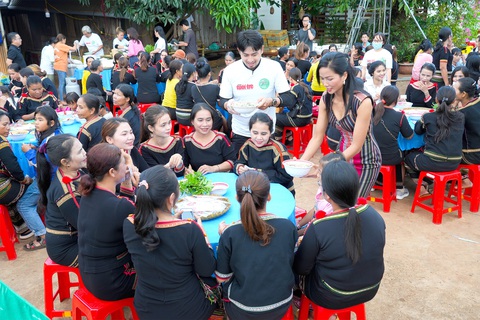 Những người nấu phở vì cộng đồng- Ảnh 1. Chuyến “Xe phở yêu thương” năm 2022 đã lăn bánh vào đến buôn Sứt M’đưng (Đắk Lắk) - Ảnh: HỮU HẠNH