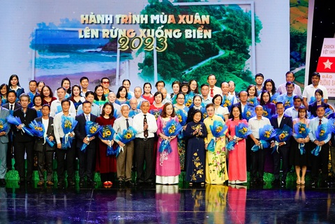 Vietjet đồng hành cùng Quỹ học bổng Vừ A Dính- Ảnh 1. Vietjet đồng hành cùng Quỹ học bổng Vừ A Dính- Ảnh 1.
