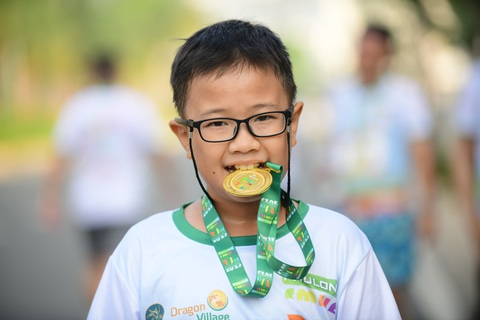Sôi động Đường chạy nụ cười do Phú Long tổ chức- Ảnh 3. Em Đào Duy Nam Anh - lớp 4 - lần đầu tiên hoàn thành 2km chạy bộ - Ảnh: QUANG ĐỊNH