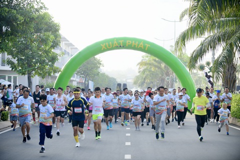 Sôi động Đường chạy nụ cười do Phú Long tổ chức- Ảnh 1. Các runner đủ lứa tuổi xuất phát đầy hứng khởi - Ảnh: QUANG ĐỊNH