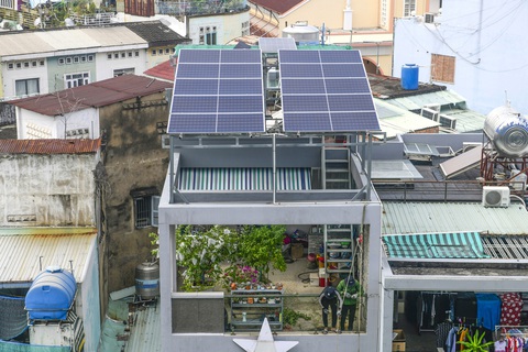 Điện mặt trời nhà dân ở quận Phú Nhuận, TP.HCM - Ảnh: QUANG ĐỊNH Điện mặt trời nhà dân ở quận Phú Nhuận, TP.HCM - Ảnh: QUANG ĐỊNH