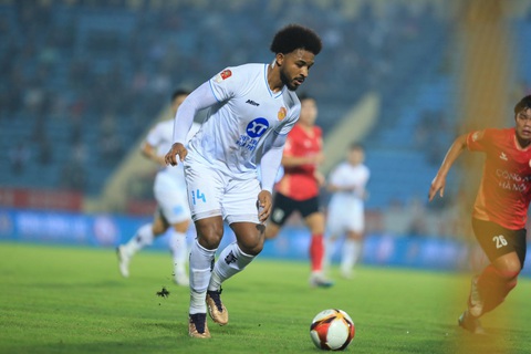 Tiền đạo Rafaelson của CLB Nam Định đang dẫn đầu danh sách ghi bàn V-League với hiệu suất 7 bàn sau 5 trận - Ảnh: HOÀNG TÙNG Tiền đạo Rafaelson của CLB Nam Định đang dẫn đầu danh sách ghi bàn V-League với hiệu suất 7 bàn sau 5 trận - Ảnh: HOÀNG TÙNG