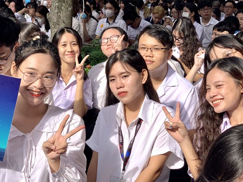 Trường đại học không cho ghi âm, chụp ảnh người học, giảng viên khi chưa được đồng ý- Ảnh 1. Sinh viên Trường đại học Khoa học xã hội và Nhân văn (Đại học Quốc gia TP.HCM) từ nay muốn chụp ảnh, ghi hình, ghi âm trong lớp, trong trường phải có sự đồng ý của người khác - Ảnh: TRẦN HUỲNH