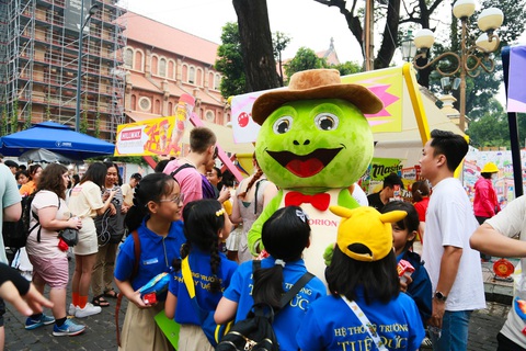 Nghe nhạc, xem xiếc, vẽ tranh tại Saigon Urban Street Fest- Ảnh 8. Công chúng đến với Saigon Urban Street Fest ngày đầu tiên, 8-12