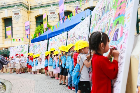 Nghe nhạc, xem xiếc, vẽ tranh tại Saigon Urban Street Fest- Ảnh 4. Các bé thiếu nhi tham gia vẽ tranh